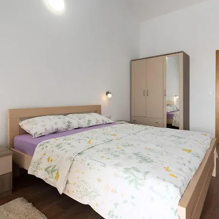Nira Holiday home *