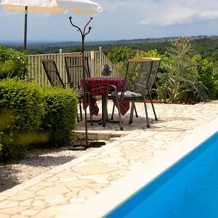 Nira Holiday home *